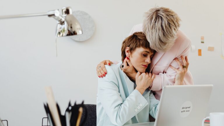 Deuil au travail : rôle de l’employeur quand un salarié perd un proche